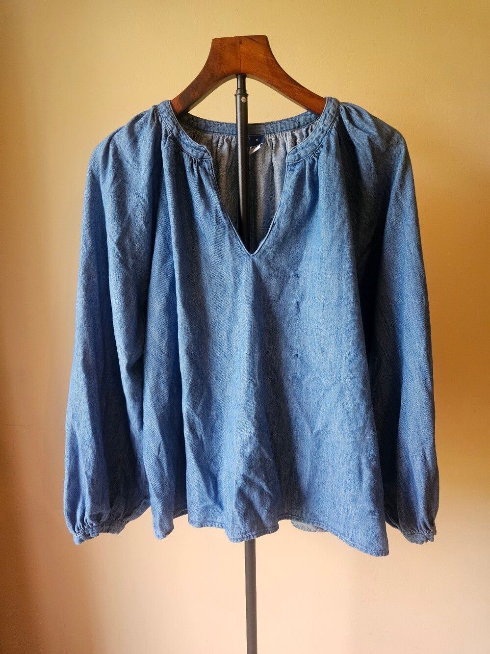 Old Navy Light Blue V-Neck Denim Blouse Size Medium